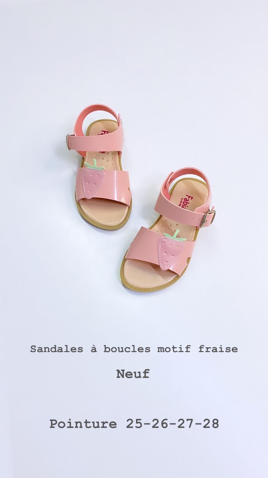 SANDALES À BOUCLES MOTIF FRAISE POINTURE 25  (16cm)