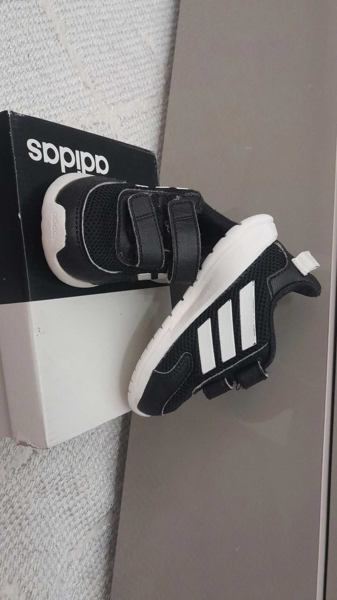 Basket adidas avec packaging