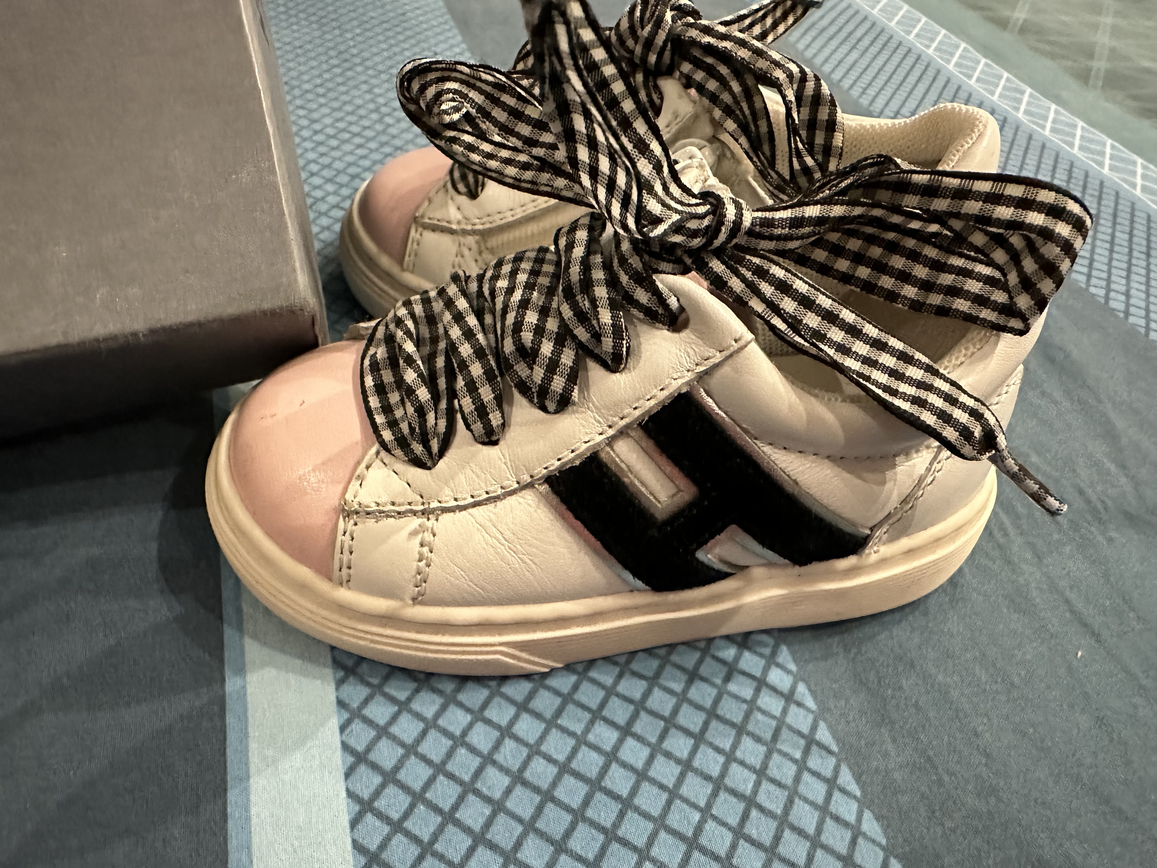 Basket hogan pour bebe fille