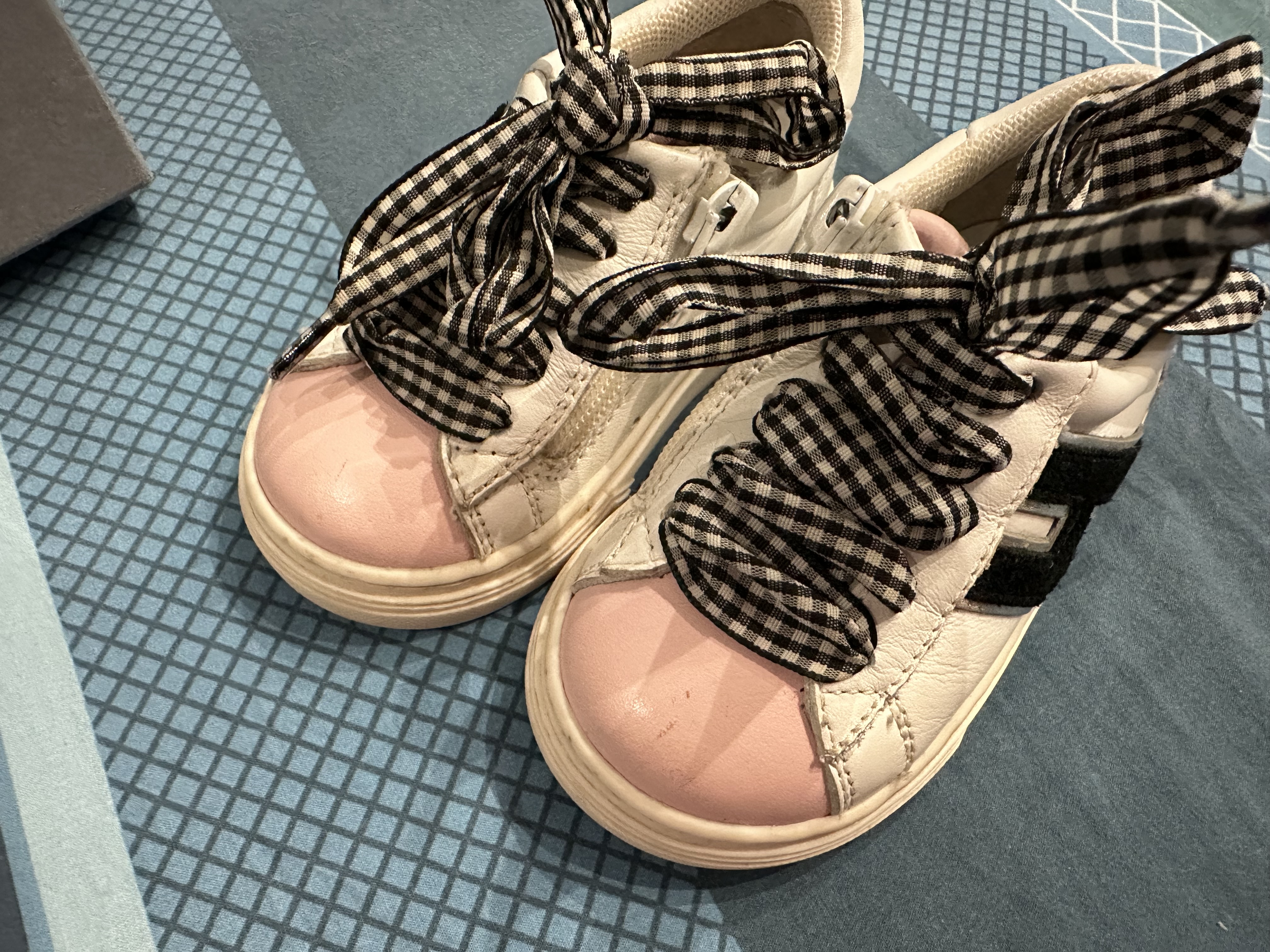 Basket hogan pour bebe fille