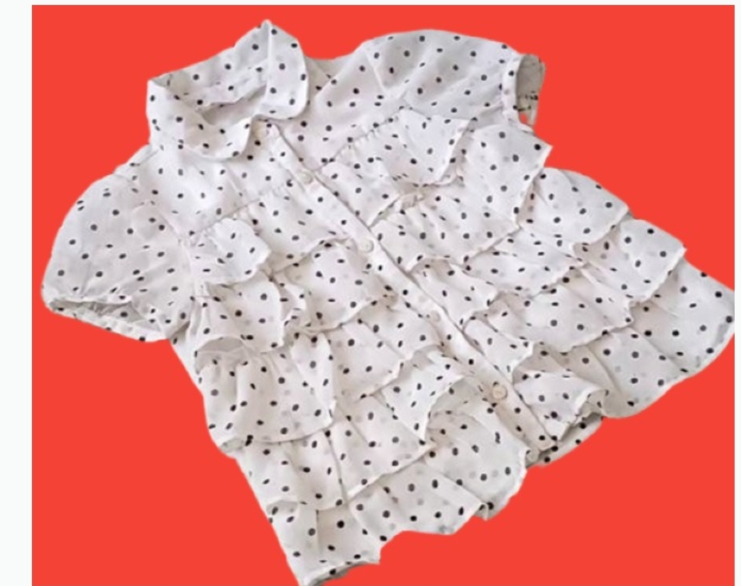 Superbe chemisier à volants à pois très chic