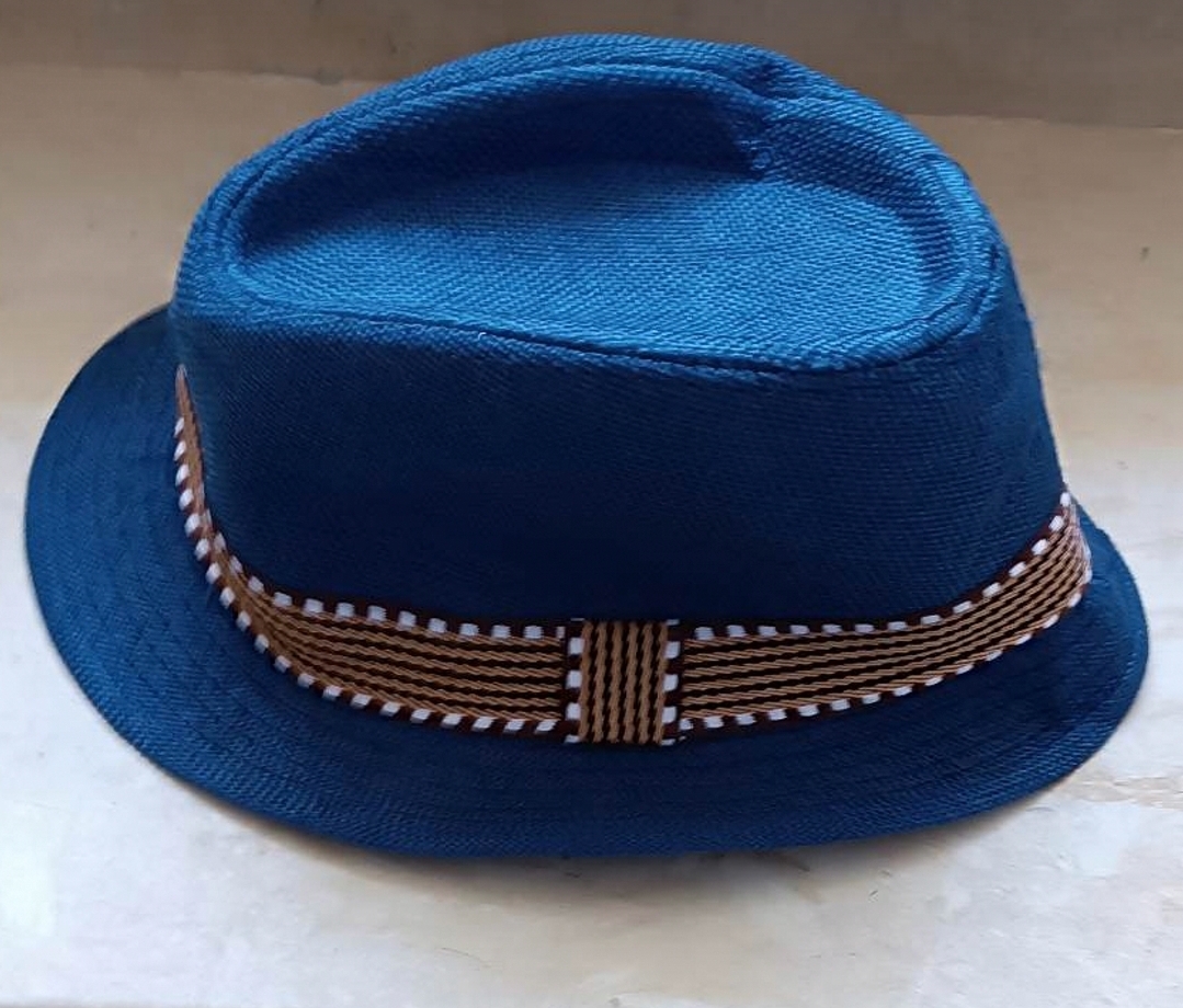 Superbe chapeau bleu enfant