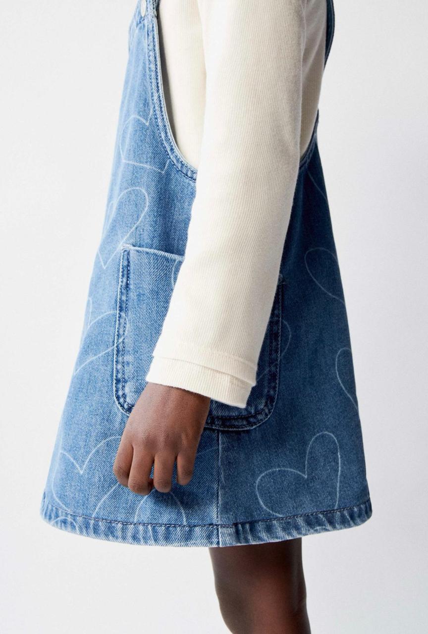 Robe salopette ZARA en jean à cœurs 4 ans