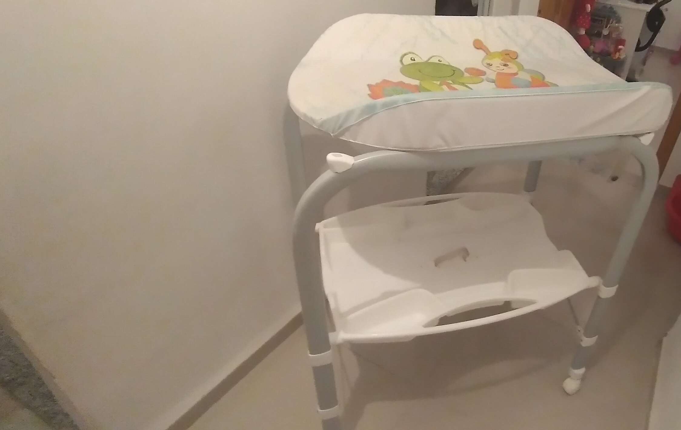 Table à langer avec baignoire