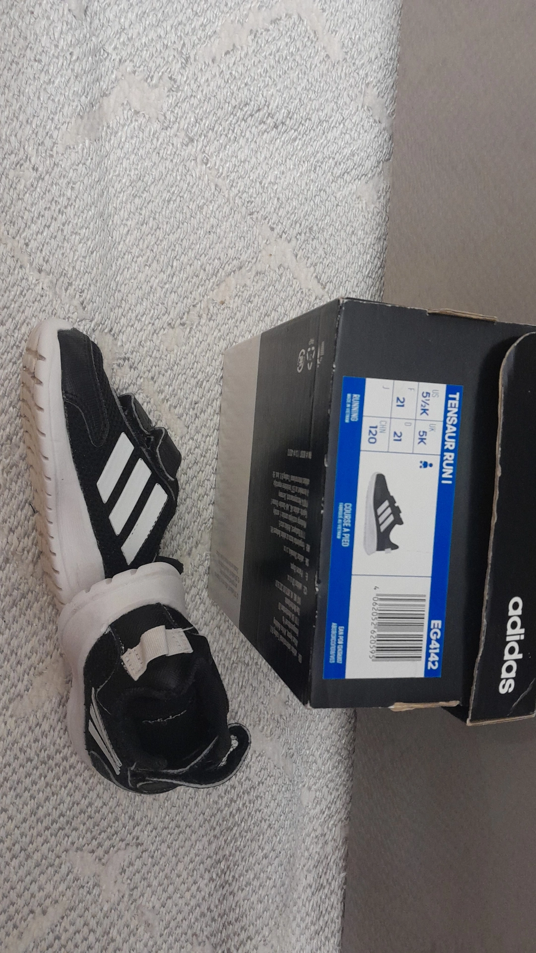 Basket adidas avec packaging
