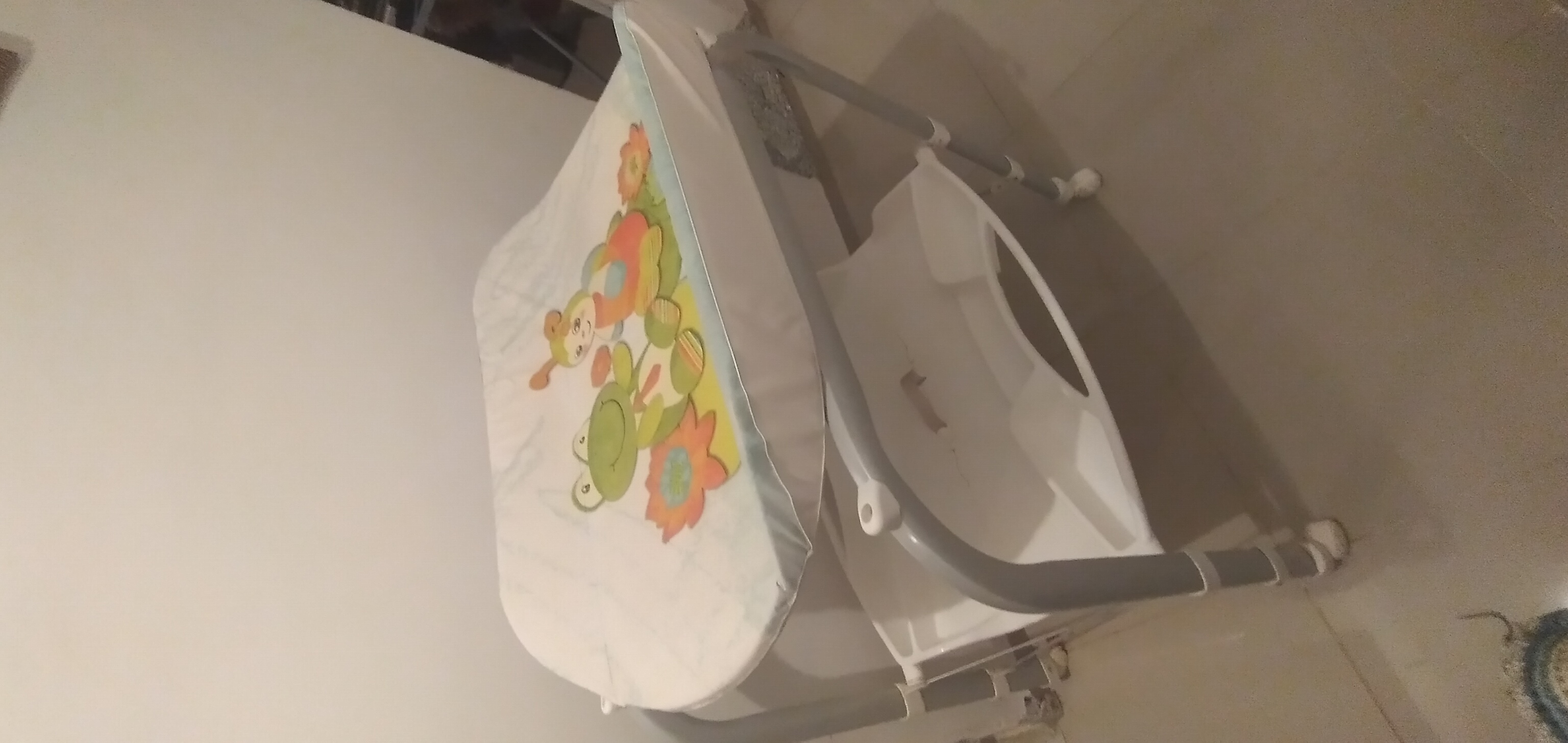 Table à langer avec baignoire