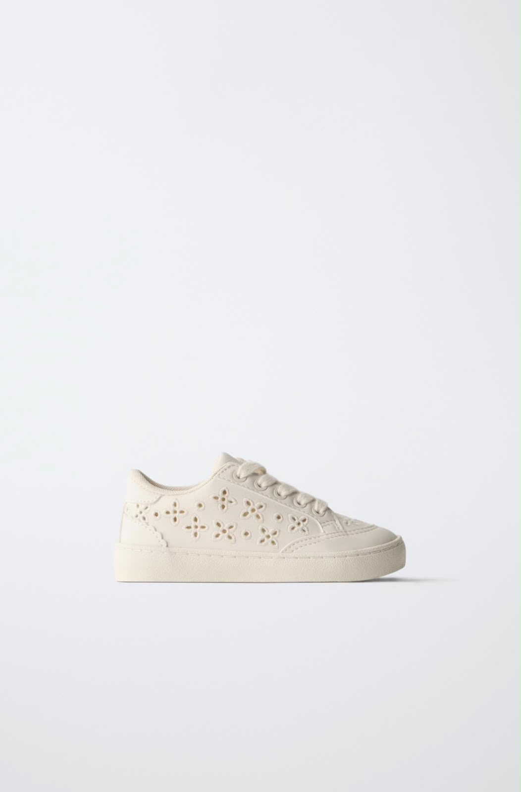 Baskets Ajourées Blanc Cassé À Lacets Et Zip Zara