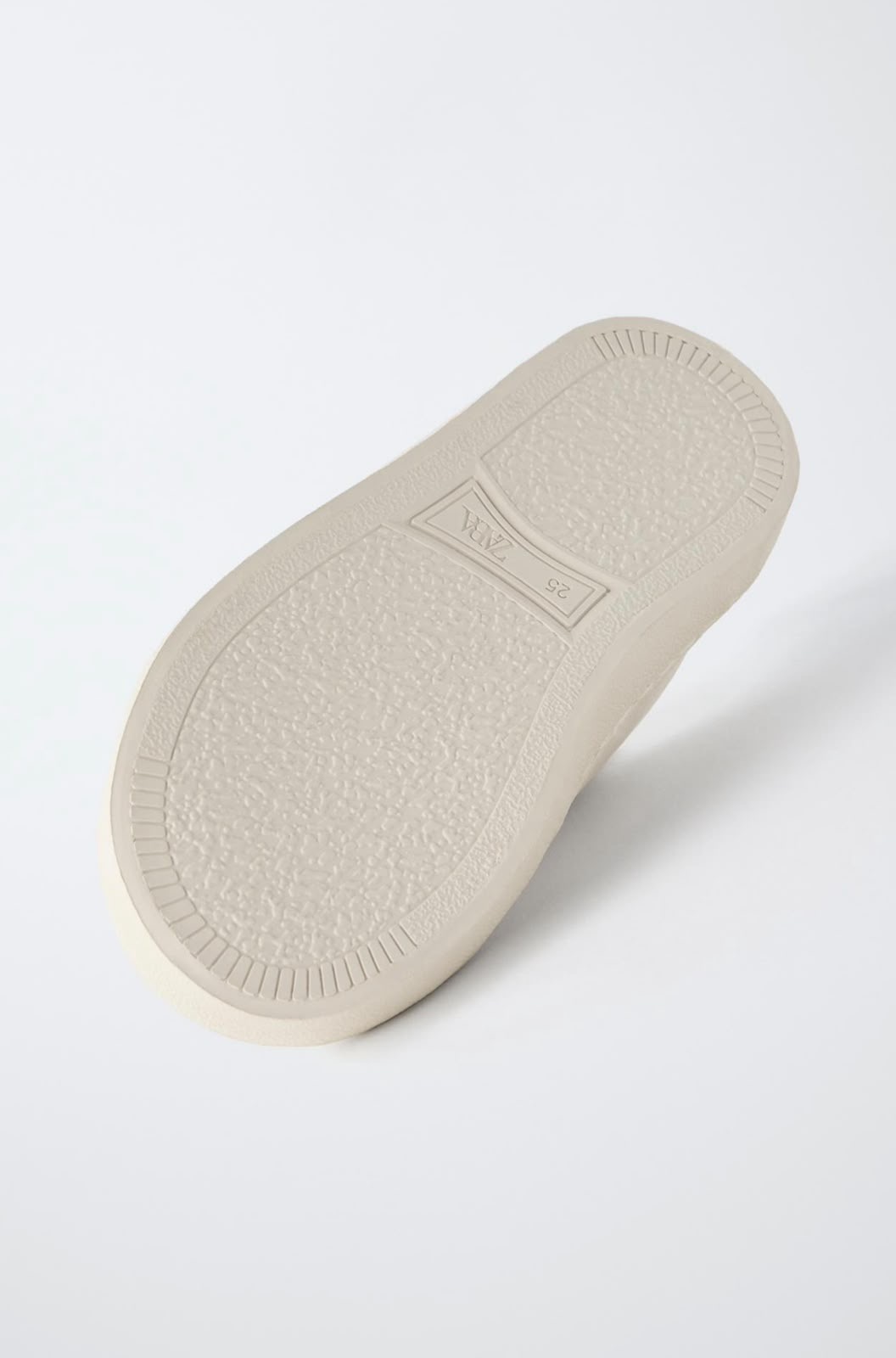 Baskets Ajourées Blanc Cassé À Lacets Et Zip Zara